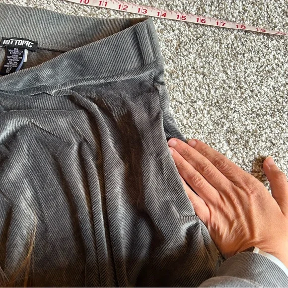 [Hot Topic] Gray Velvet Skater Skirt w Pockets - Picture 5 of 6